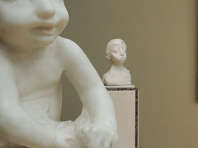 Szobrászati alkotás egy kőszobrász műhelyében, munka közben
